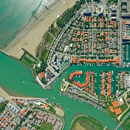 Bright With Terrace And Shared Pool-beahost *