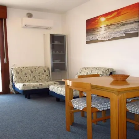 Apartment Bright With Terrace And Shared Pool-beahost